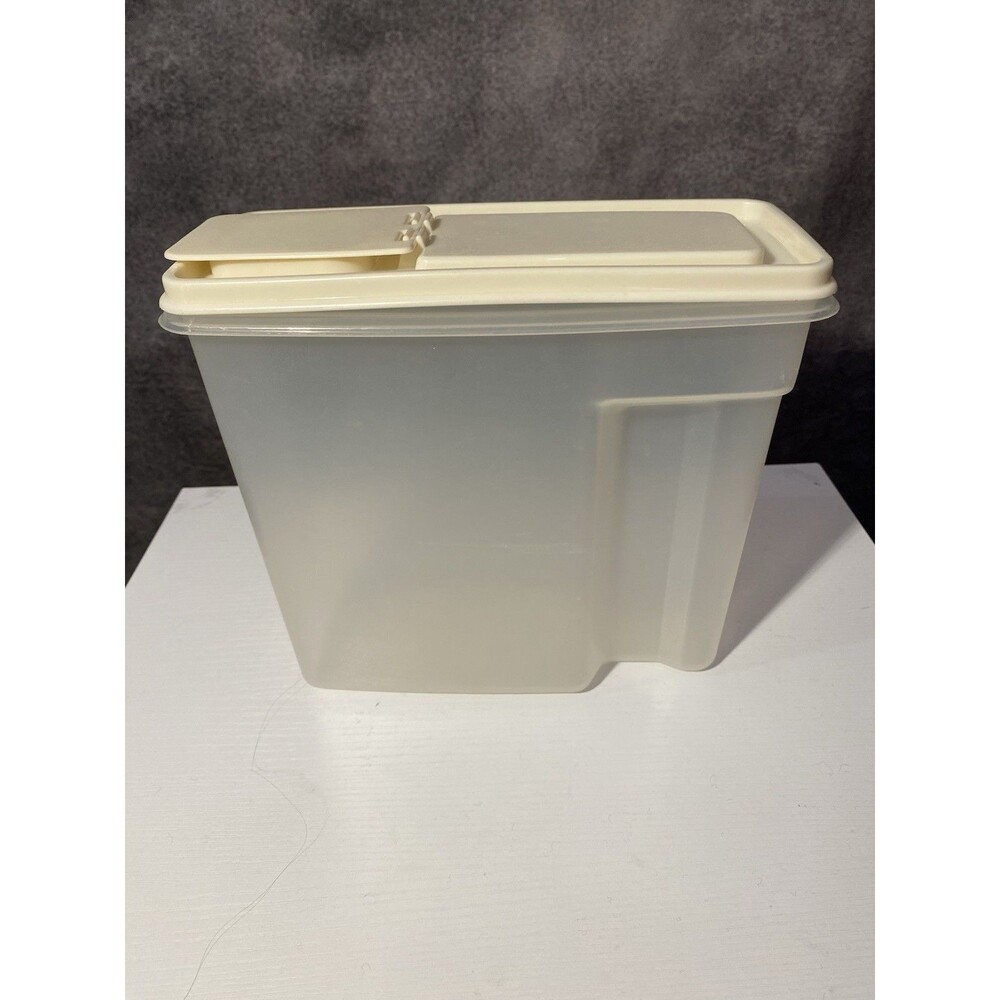 Rubbermaid Servin Saver 1.3  Gallon Plastic Cereal Keeper with Almond Lid